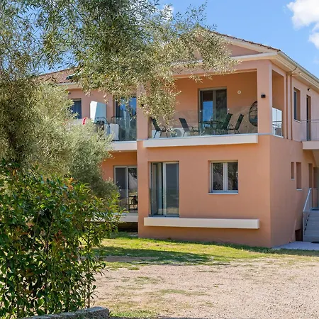 Robin's Aparthotel 4*