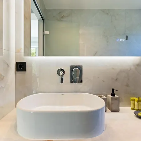 Robin's Aparthotel 4*