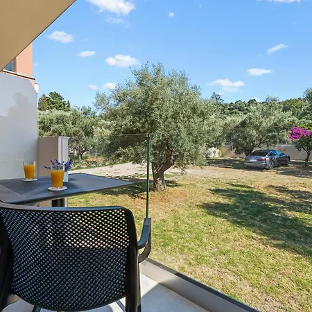 Robin's Hotel apartamentowy Apolpaina